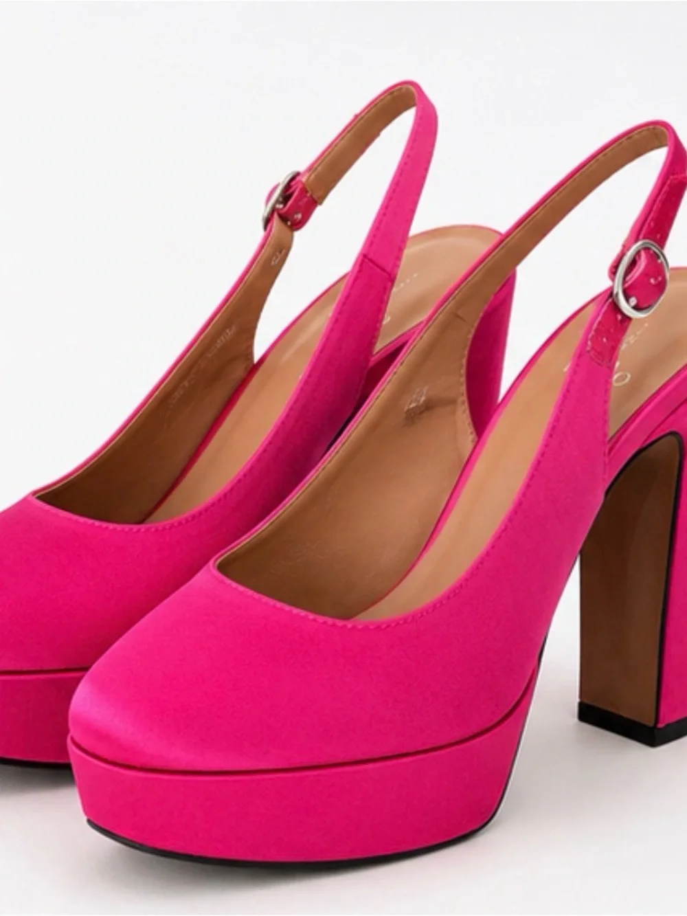 NWT LINEA PAOLA - IVIE-L PUMP IN PINK SATIN